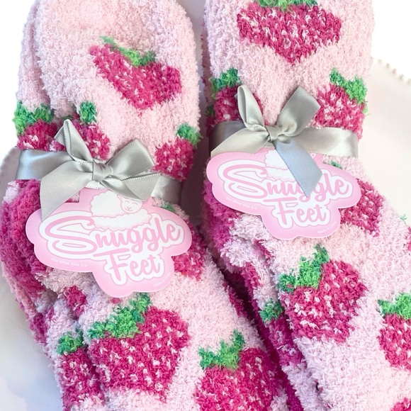 🍓🍓6 Pair Ladies Fuzzy Socks - Picture 5 of 5